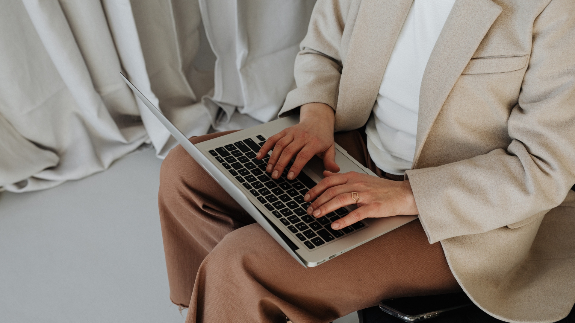 Person som arbetar på laptop